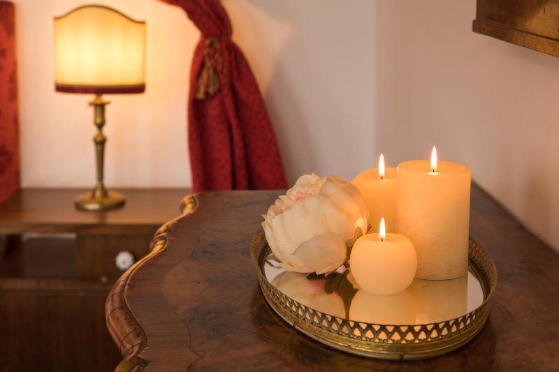 Deluxe Suite with Spa Bath image 3