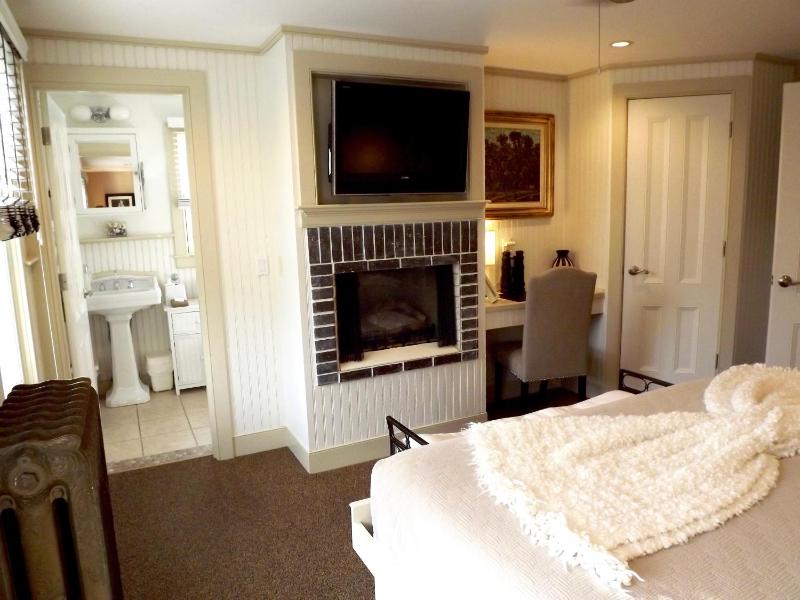 Deluxe King Room image 4