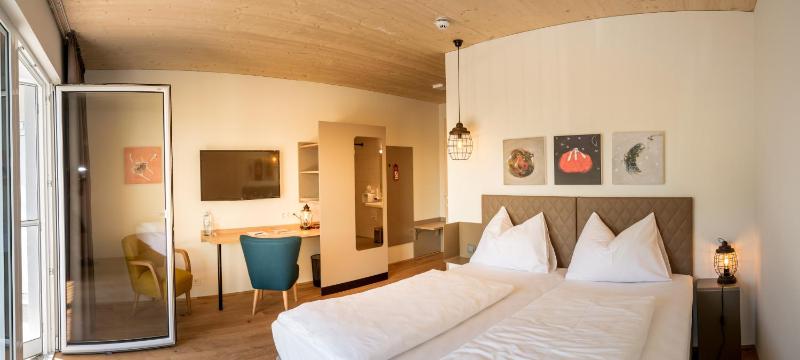 Double Room with Balcony - Parkside image 3