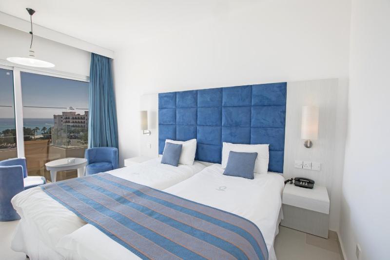 Double or Twin Room with Partial Sea View image 1