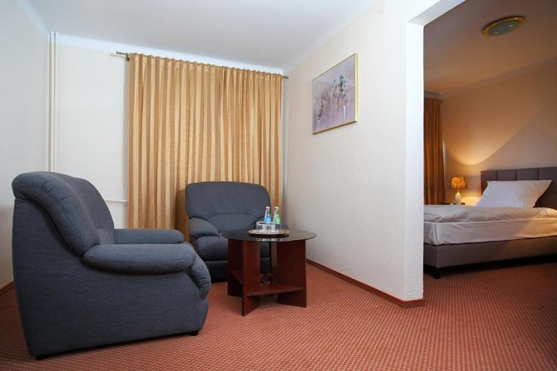 Standard Twin Room image 3