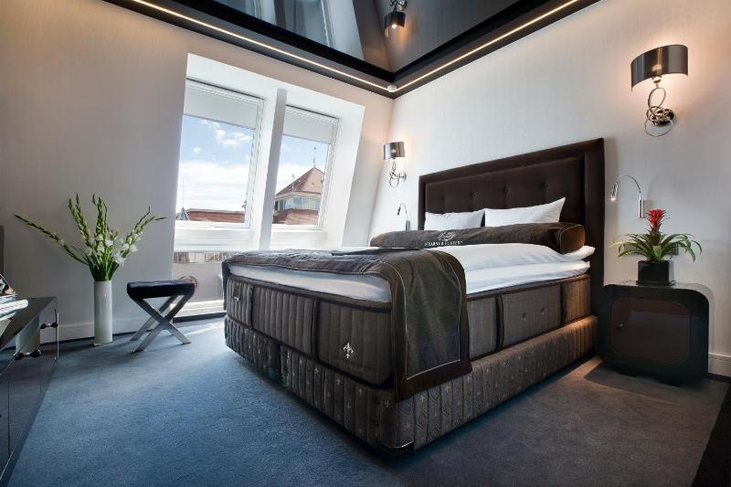 Studio Apartment with Sea View image 3