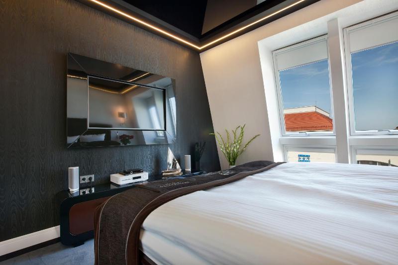 Studio Apartment with Sea View image 2