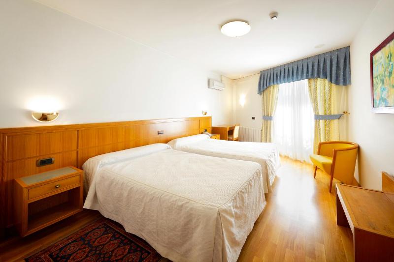 Twin Room image 4
