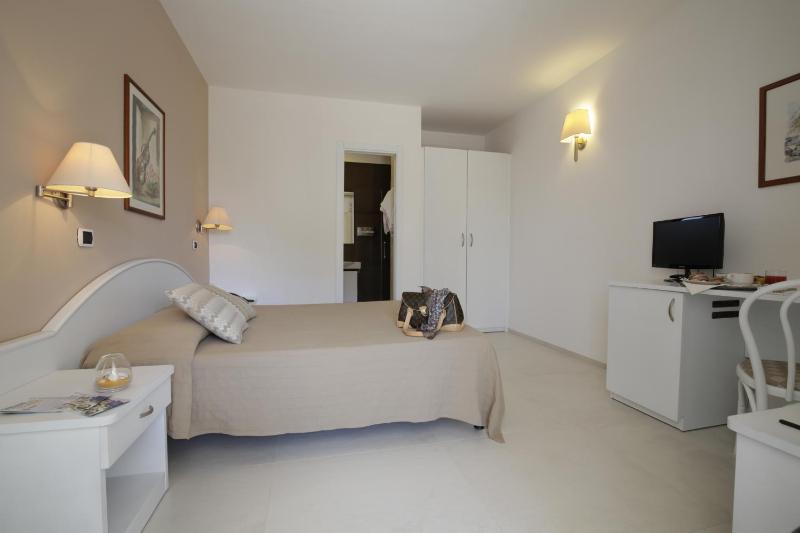 Superior Double Room with Patio image 2