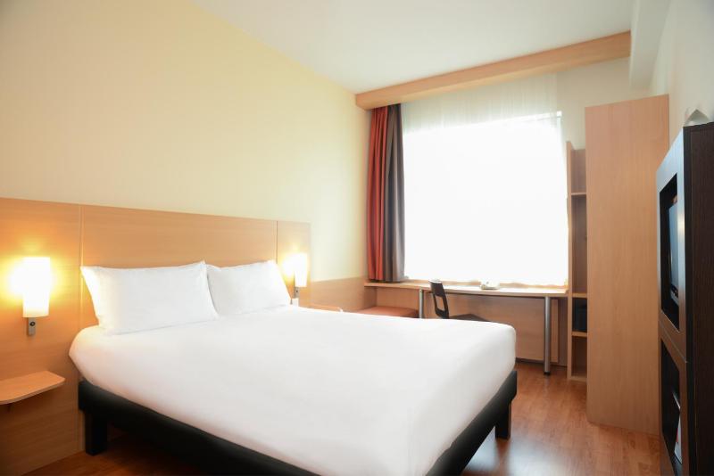 Double Room image 3