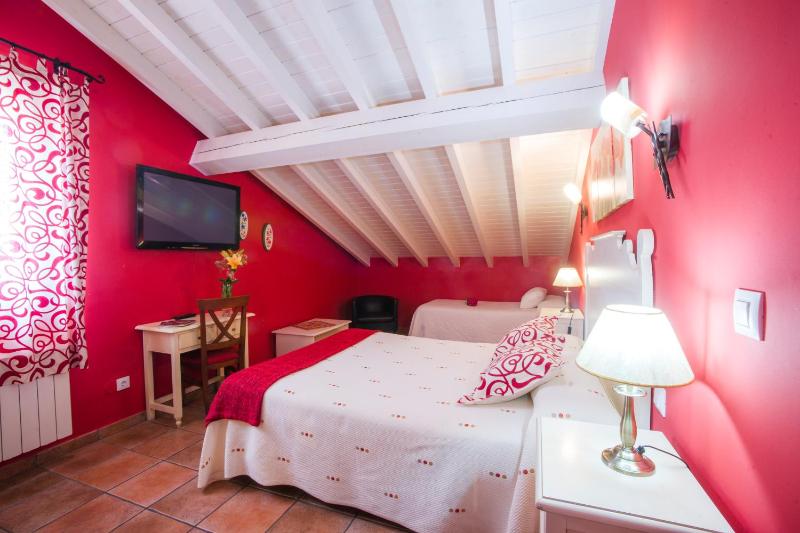 Quadruple Room with Private Bathroom image 4
