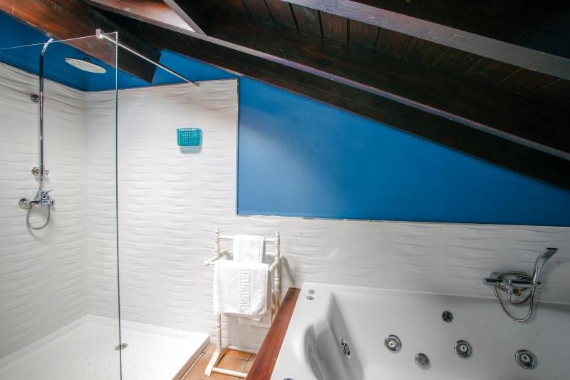 Quadruple Room with Private Bathroom image 3