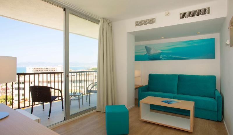 Junior Suite with Balcony image 3