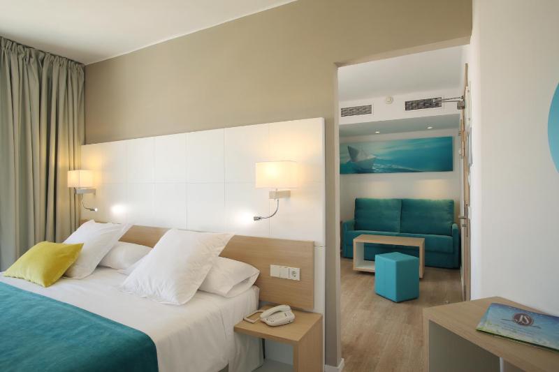 Junior Suite with Balcony image 1