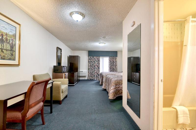Double Room with Courtside View image 2