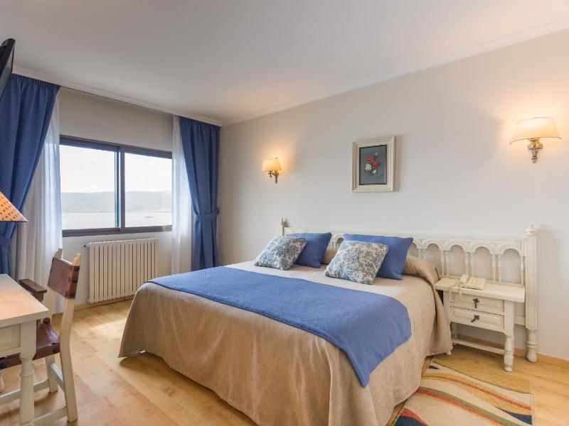 Double or Twin Room with Sea View image 2