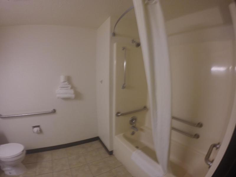 Queen Room with Bath Tub - Mobility Accessible/Non-Smoking image 3