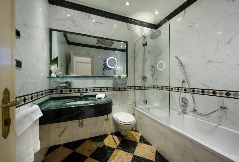 Junior Suite (3 Adults) image 4