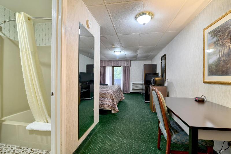 King Room with Courtside View image 2