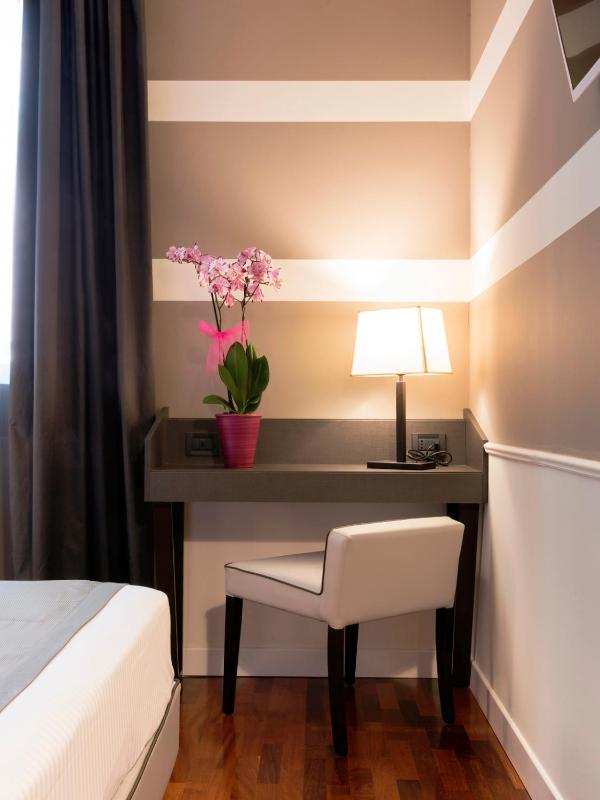 Deluxe Room image 4