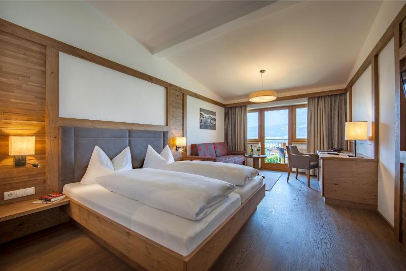 Superior Double Room with Balcony image 3