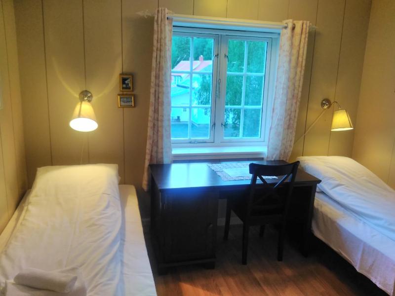 Twin Room with Bathroom image 1