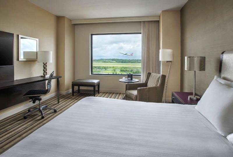 King Room with Accessible Shower - Disability Access image 2