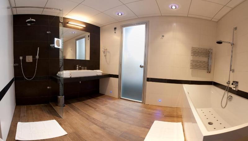 One-Bedroom Suite (2 Adults) with Aquapark Included image 4
