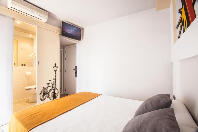 Double Room image 3