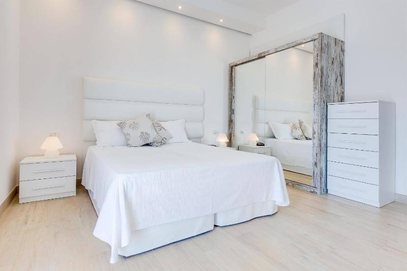 Triple Room with Sea View image 1