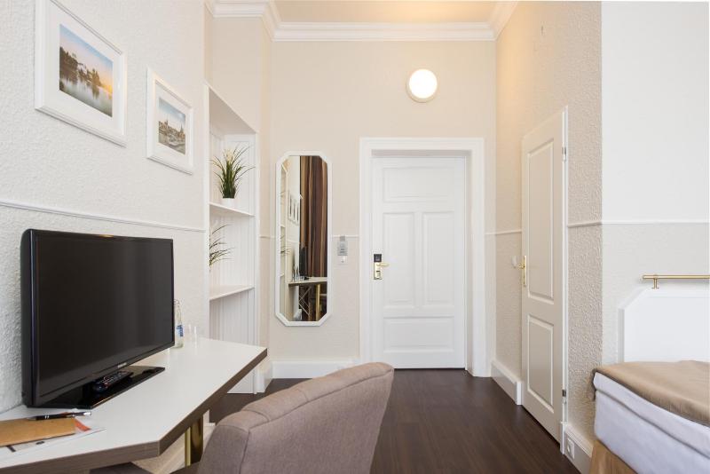 Standard Twin Room image 4