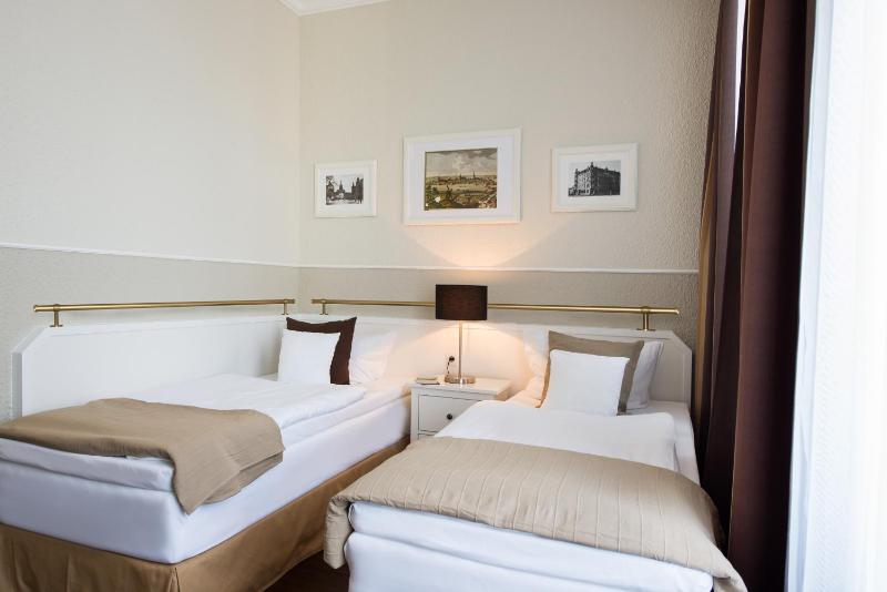 Standard Twin Room image 1