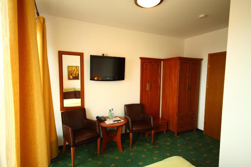 Double Room with Balcony image 4
