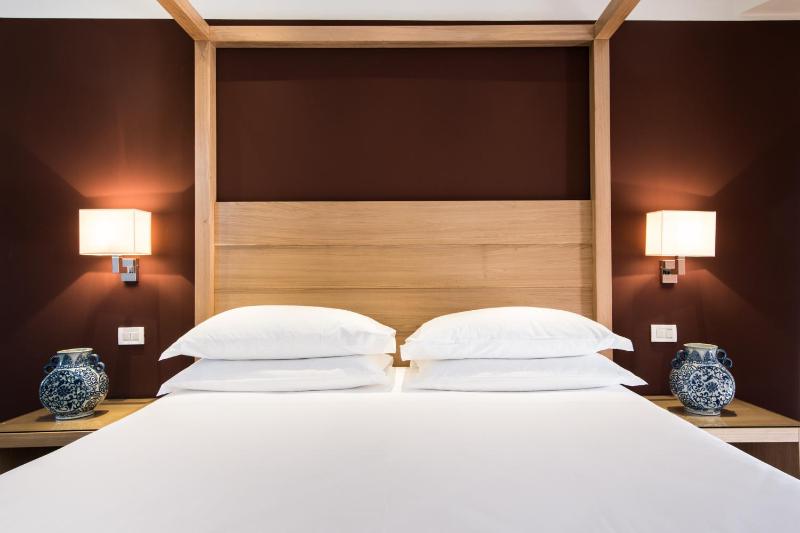 Junior Suite with Balcony image 3