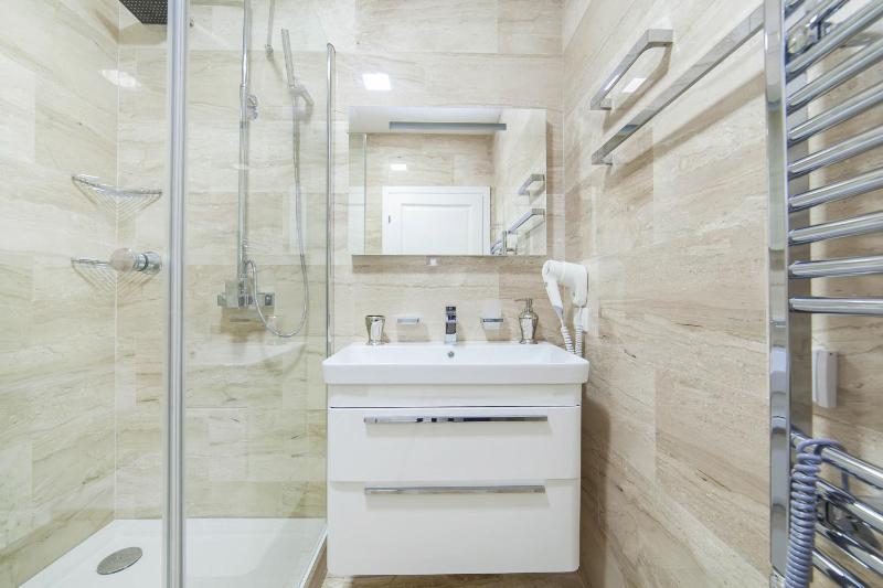 One-Bedroom Suite image 3