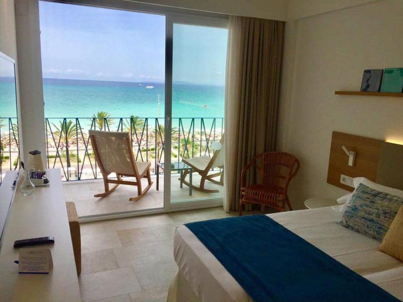 Double Room with Direct Sea View image 4