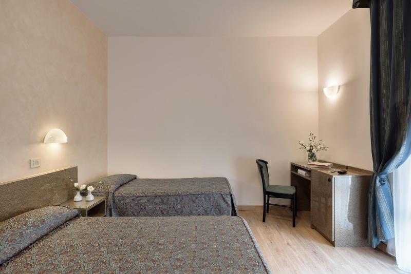 Classic Triple Room image 3