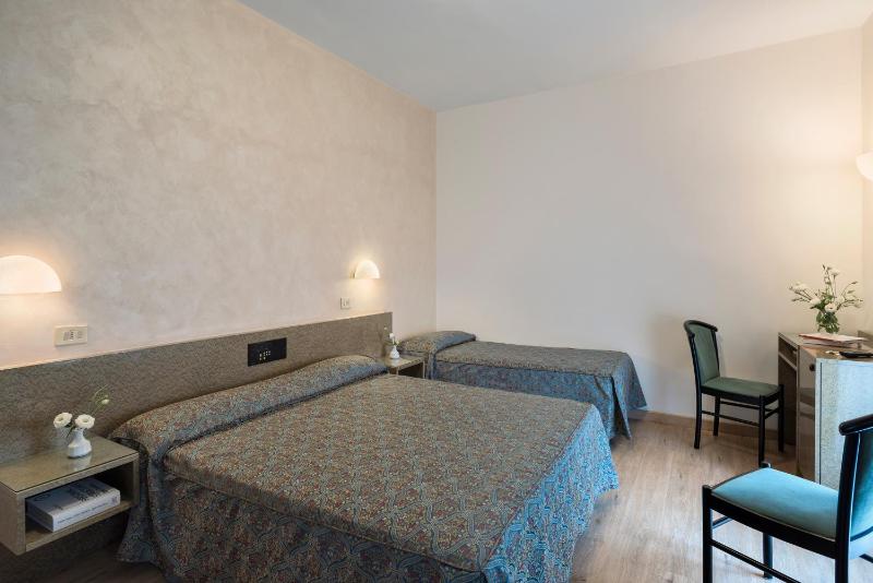 Classic Triple Room image 4