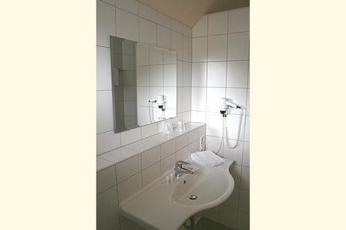 Single Room image 4