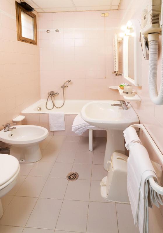 Classic Triple Room image 2