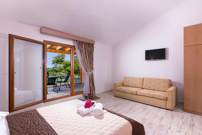 Double Room with Balcony and Sea View image 4