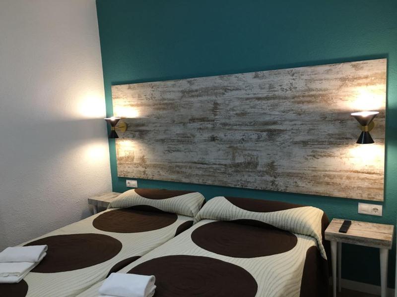 Standard Twin Room with Shared Bathroom image 1