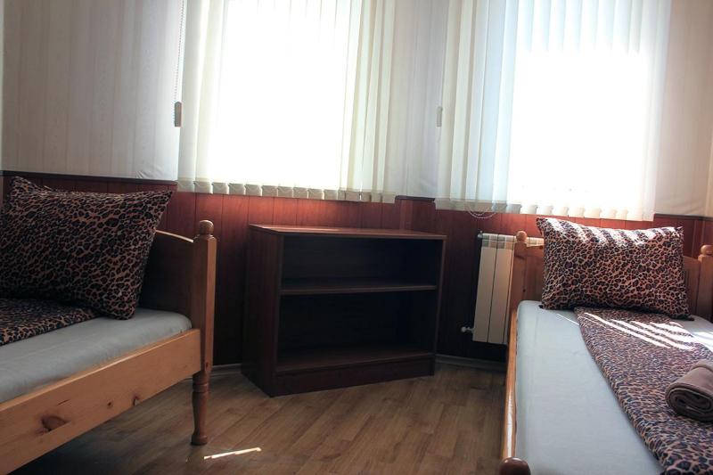 Twin Room with Shared Bathroom image 2