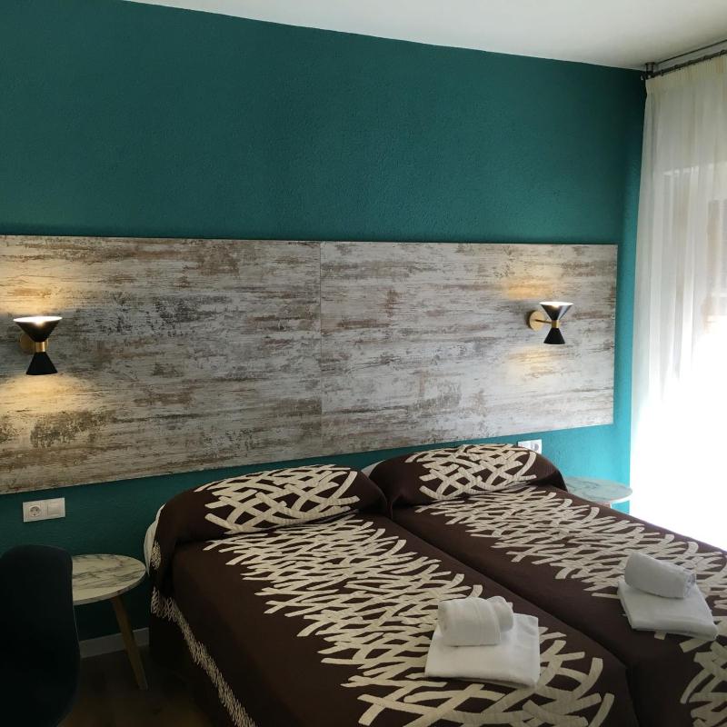 Standard Twin Room with Shared Bathroom image 3