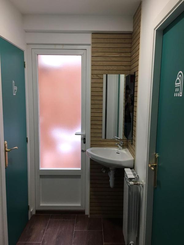 Standard Twin Room with Shared Bathroom image 4