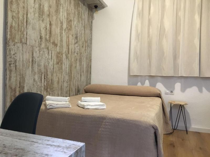 Standard Single Room with Shared Bathroom image 4