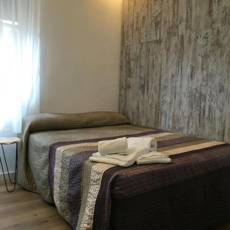 Standard Single Room with Shared Bathroom image 2