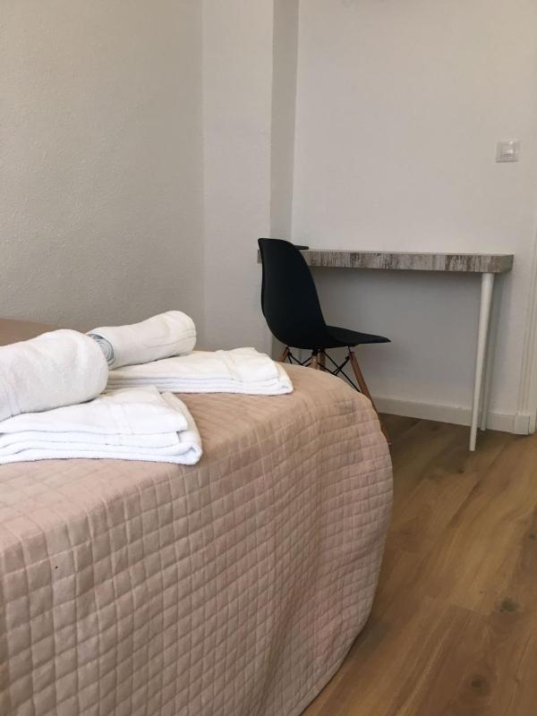 Standard Single Room with Shared Bathroom image 1