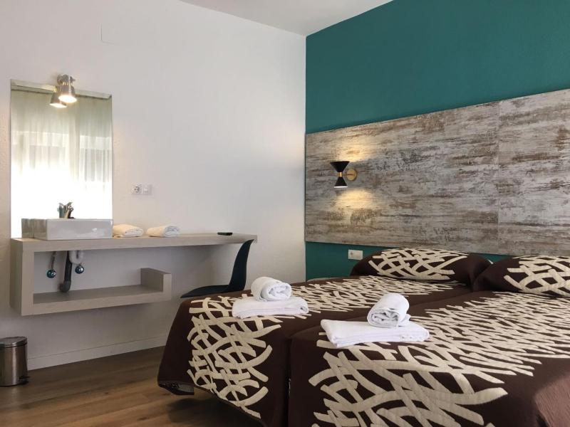 Triple Room with Shared Bathroom image 3