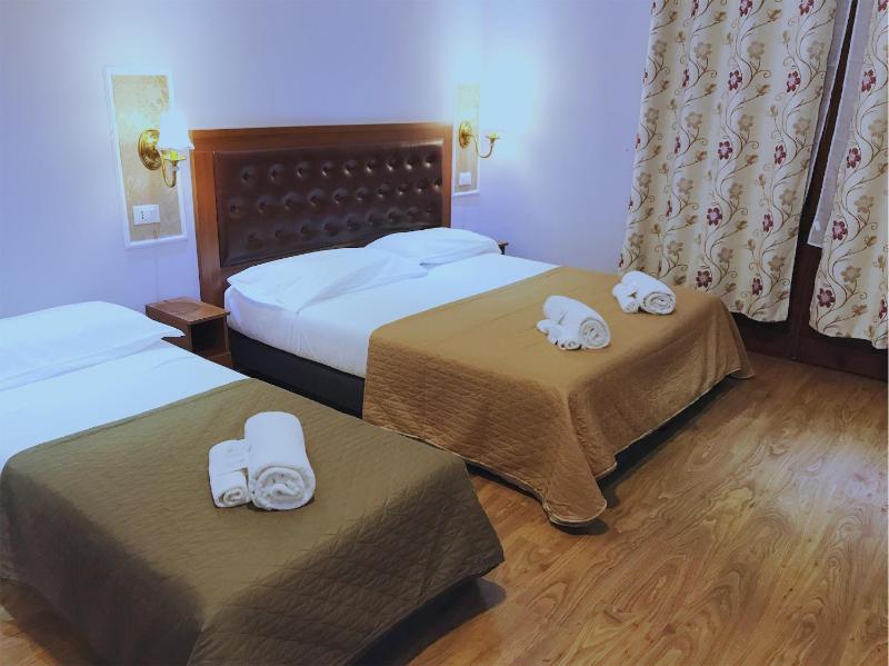 Triple Room with Private Bathroom image 4