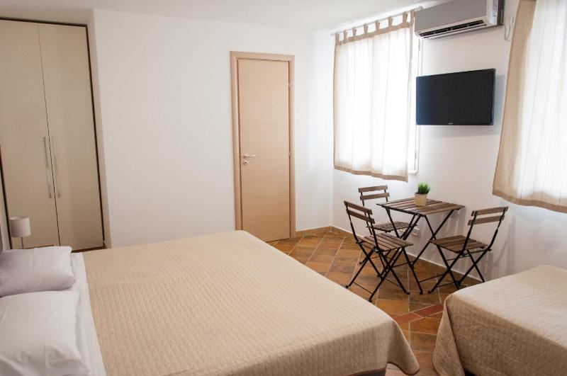 Triple Room with Private Bathroom image 3