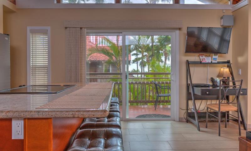 Deluxe Penthouse Suite, 1 King Bed with Kitchen, Garden View image 4