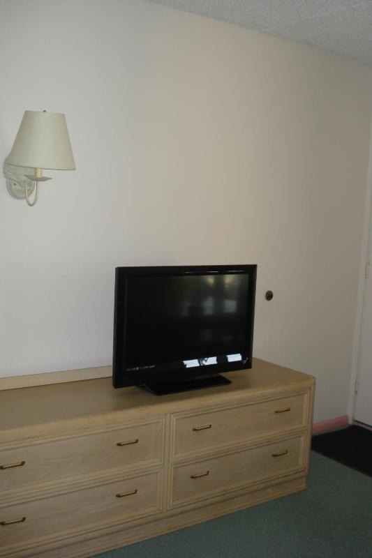 One-Bedroom Suite with Kitchen image 4