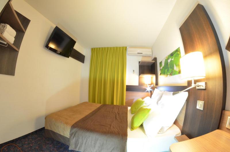 Classic Twin Room image 3